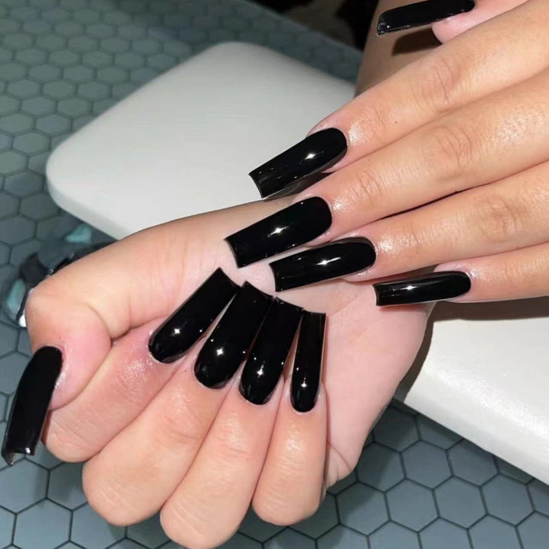 Kunstnagelset mit hochglänzenden, eleganten Spitzen Karnz