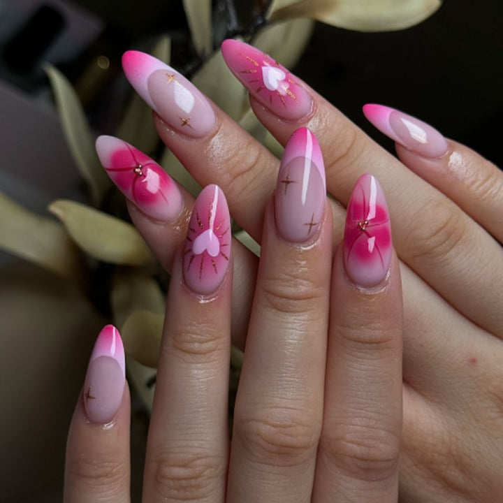 Elegante Stiletto-Nagelkunst mit Herzdesigns Karnz