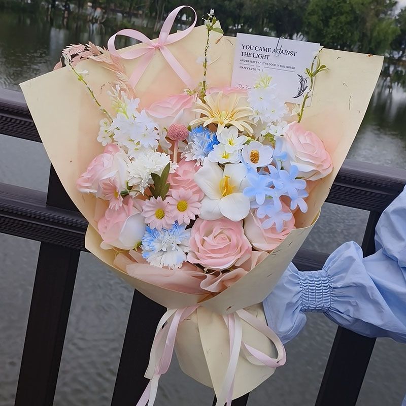 Eleganter Faux-Blumenstrauß