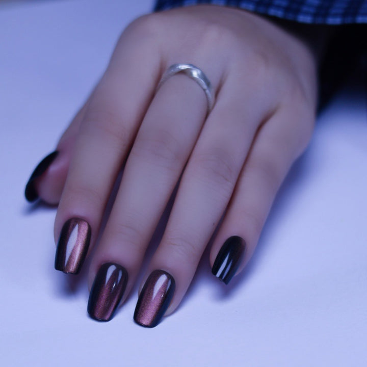 Kunstnägel mit schimmerndem Metallic-Finish Karnz