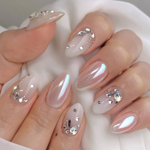 Künstliche Fingernägel mit eleganten Strass-Akzenten Karnz