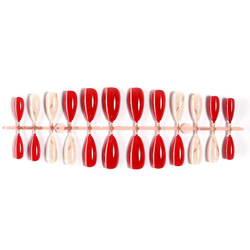 Kunstnagelset mit glänzender roter Oberfläche und stilvollen Akzenten Karnz