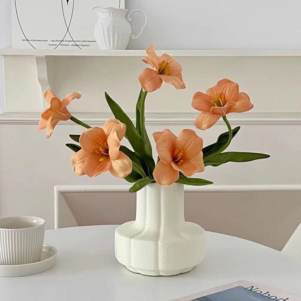 Lebensechter dekorativer künstlicher Blumenstrauß