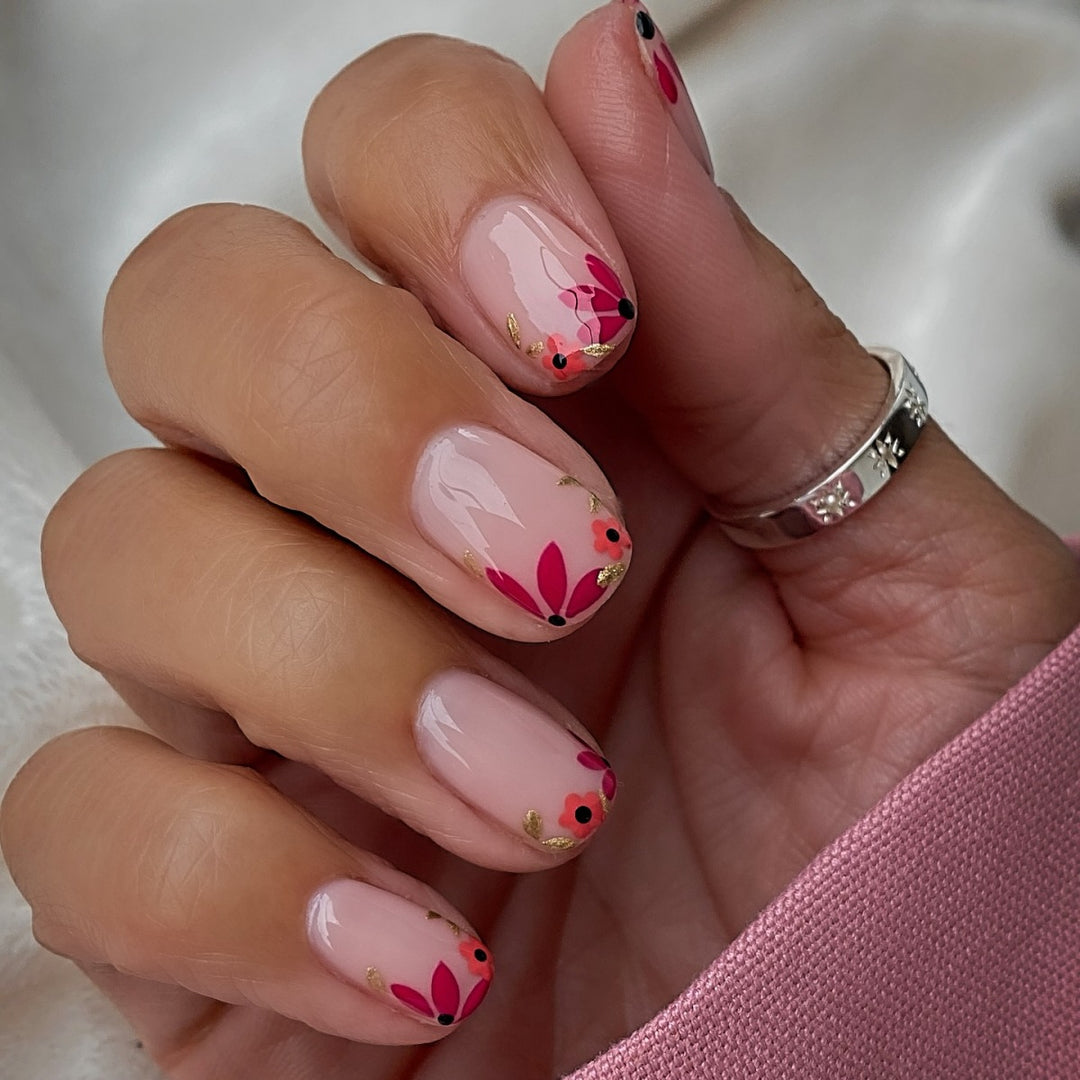 Blumenverzierte Nagelkunstverlängerungen Karnz