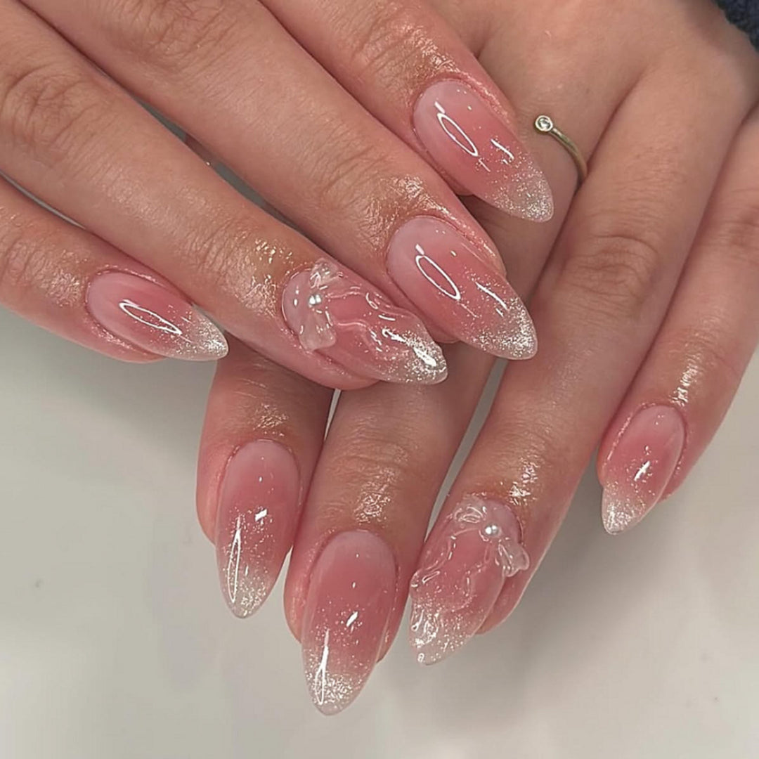 Elegante Nagelkunst im maritime Design mit Glitzer und 3D-Akzenten Karnz