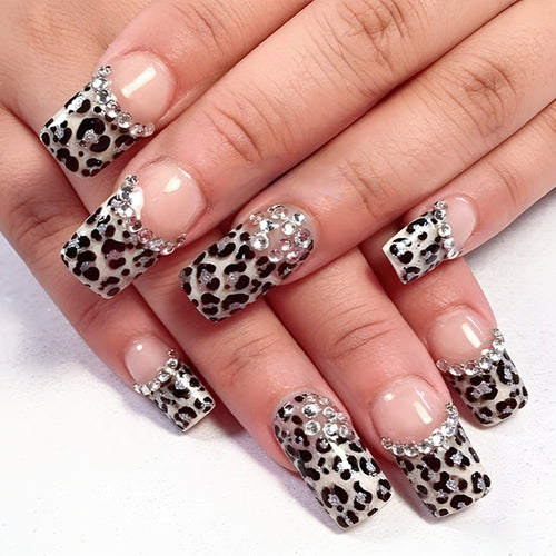 Dekorative Nagelkunst mit Kristallakzenten Karnz