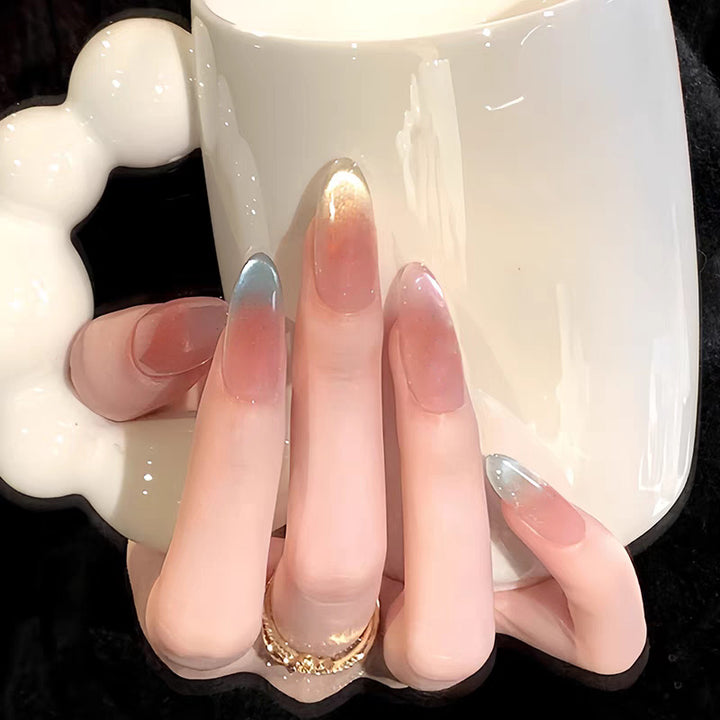 Kunstnägel mit Elegantem Ombre-Effekt und Glitzerakzenten Karnz
