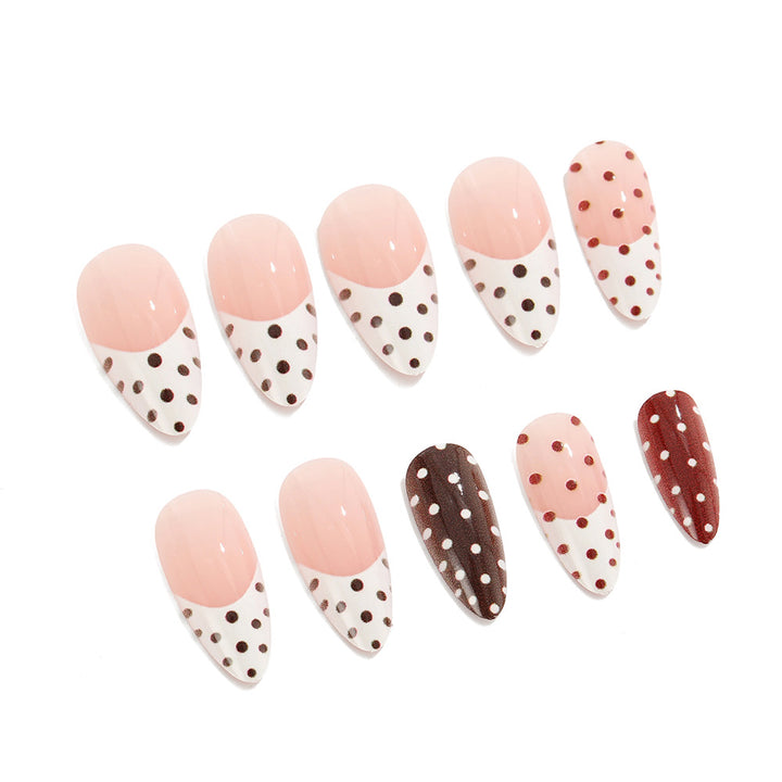 Kreative Kunstnägel im modernen Polka-Dot-Design Karnz