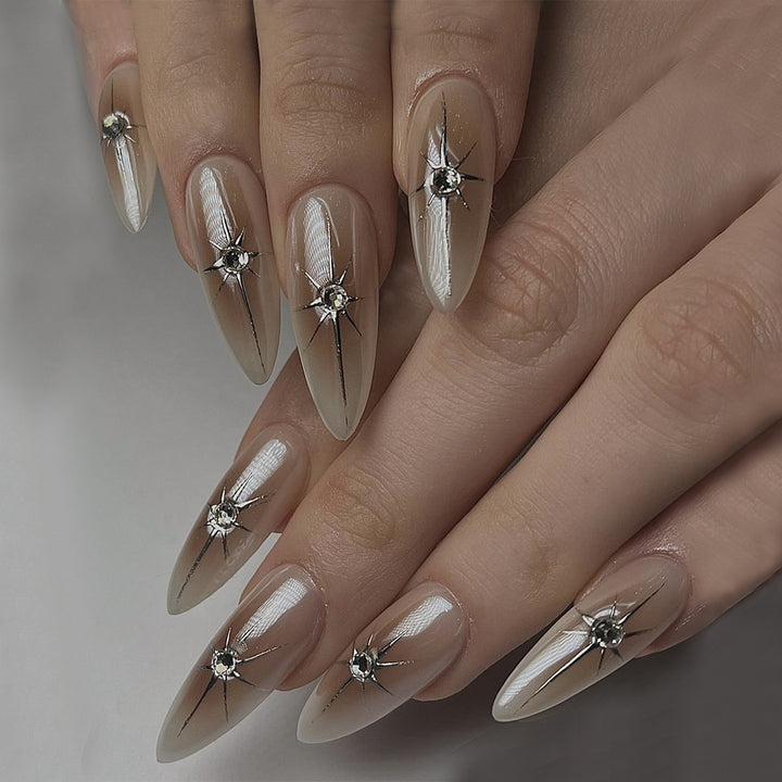 Kunstnagelset mit eleganten Strassakzenten und konturiertem Design Karnz