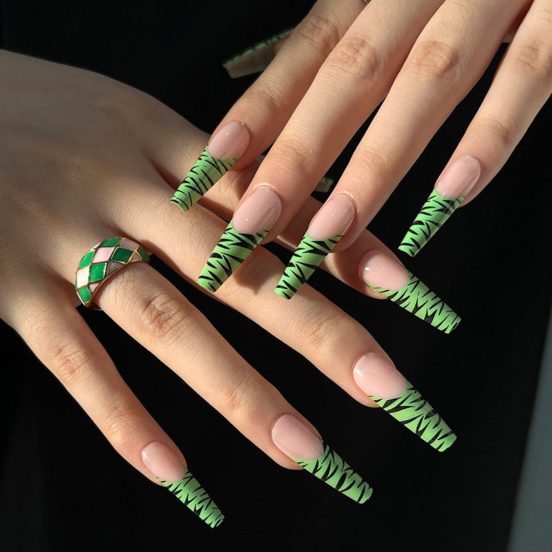 Kunstvolle Fingernägel mit trendigem Zebra-Design Karnz