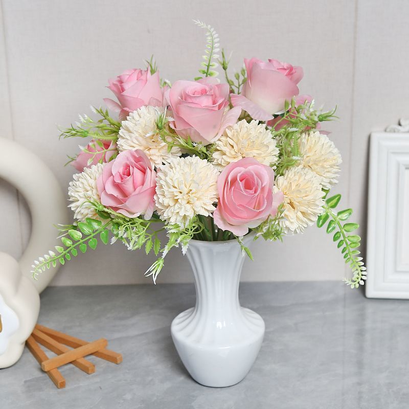 Lebensechte Blumenarrangement in modernem Vase