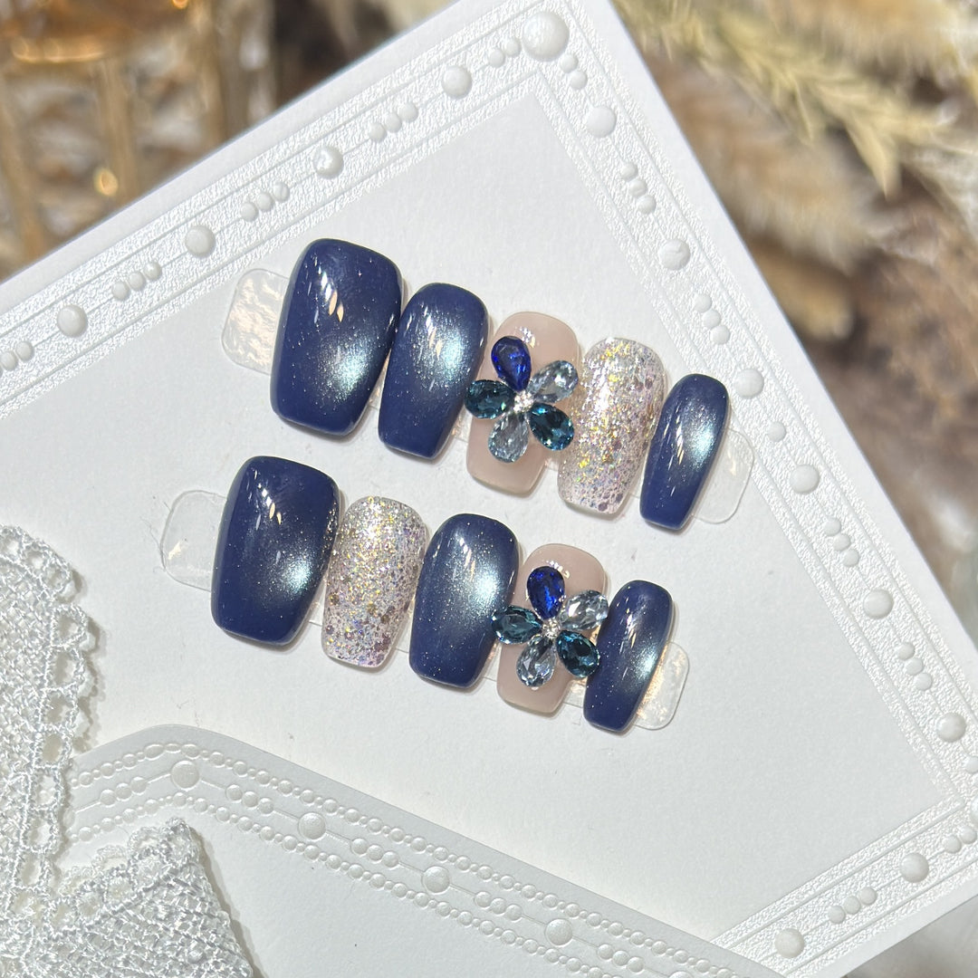 Elegantes florales Press-On-Nagel-Set mit Edelsteinakzenten Karnz