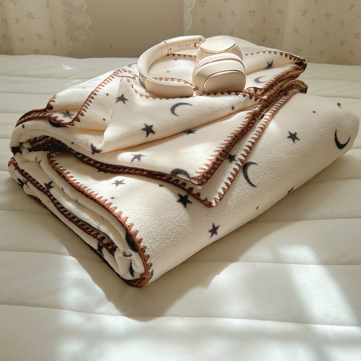 Kuscheldecke aus Mikrofleece mit Punktmuster und dekorativer Kettelnaht