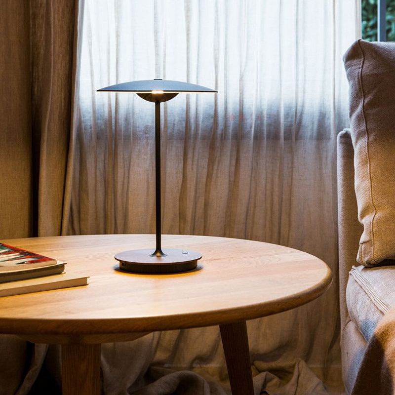 Schlanke moderne Tischlampe mit minimalistischem Design