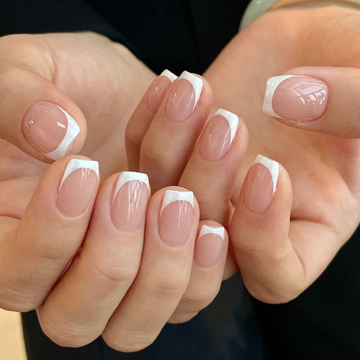 Elegante Nagelkunst mit Schwarz-Weiß-Kontrast Karnz