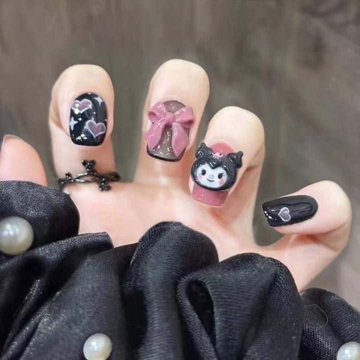 Kunstnagelset mit verspielten Designs und 3D-Akzenten Karnz