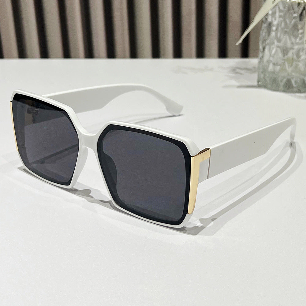 Damen modische Sonnenbrille mit eleganten Akzenten Karnz
