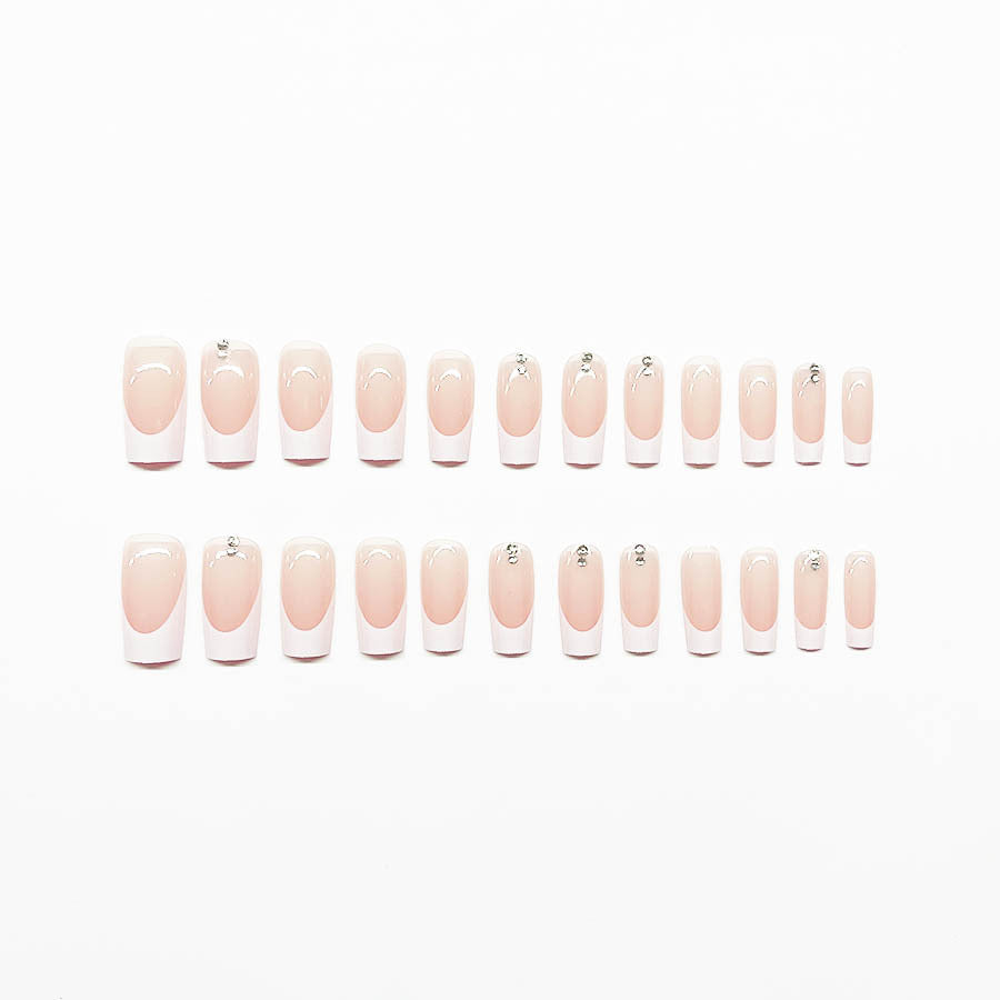 Elegantes Kunstnagelset mit Hochglanz-Finish und Strassverzierungen Karnz