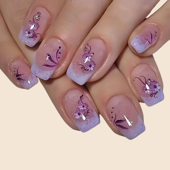 Kunstnagelset mit floralen Akzenten Karnz