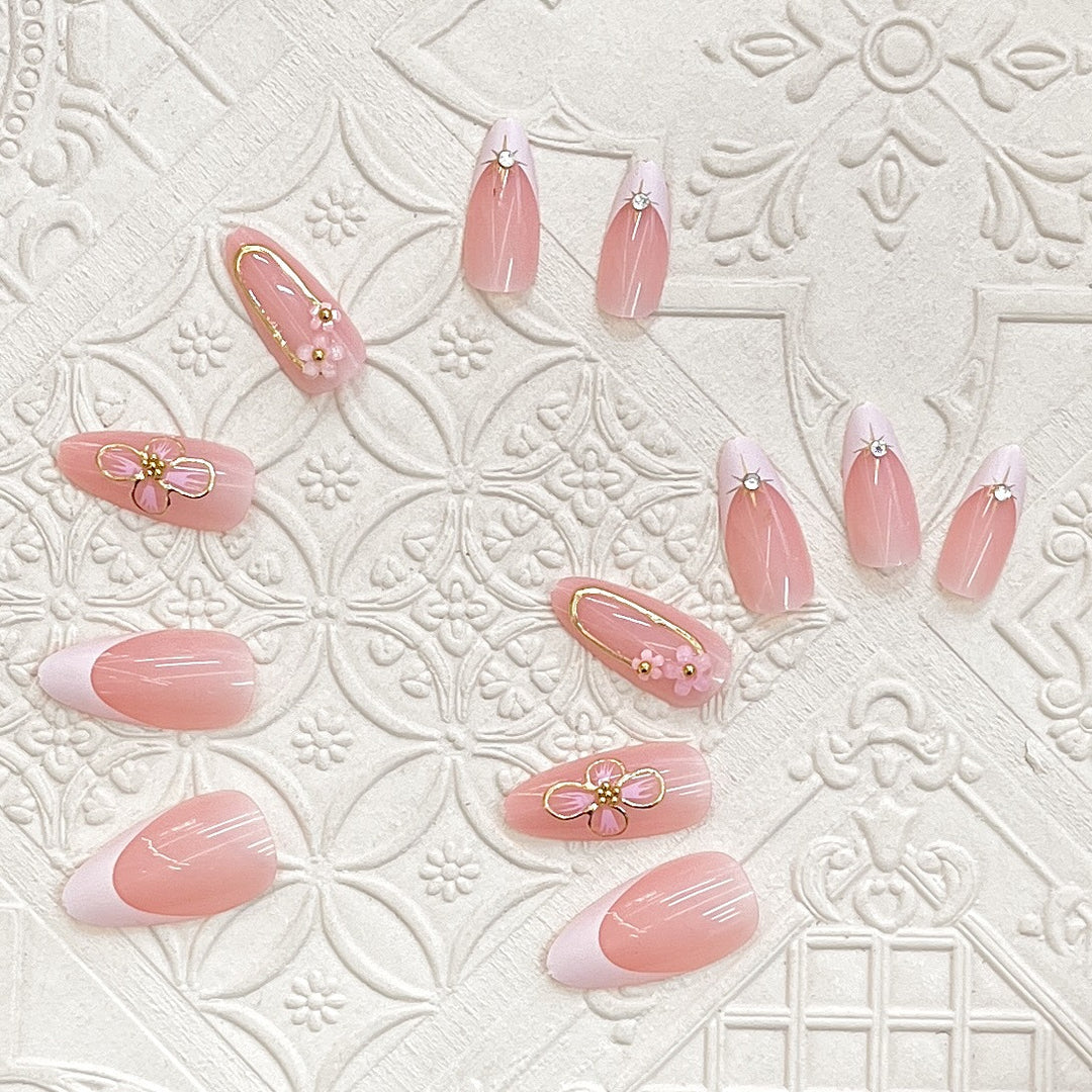 Elegantes Press-On Nagelkunst-Set mit floralen Akzenten Karnz
