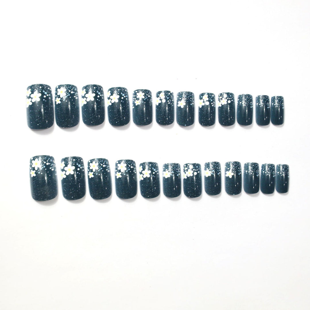 Kunstvolle Nagelspitzen mit Blütenmotiven Karnz