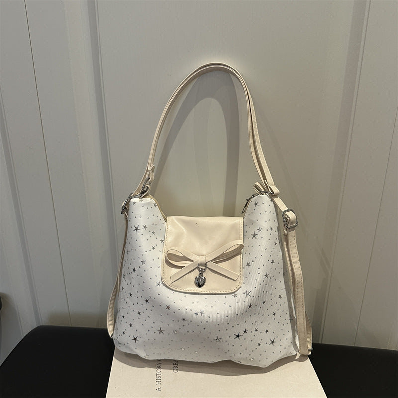 Stylische mit Sternen verzierte Handtasche