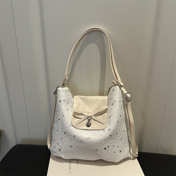 Stylische mit Sternen verzierte Handtasche