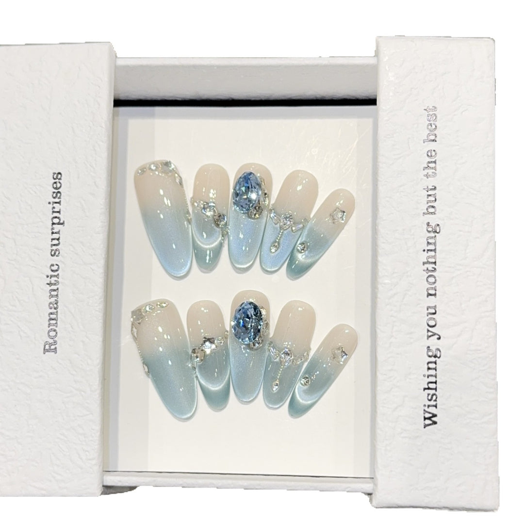 Kunstnagelset mit Romantischem Design und Glitzerelementen Karnz
