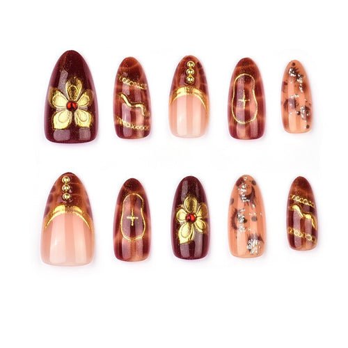 Kunstnagelset mit floralen Akzenten Karnz