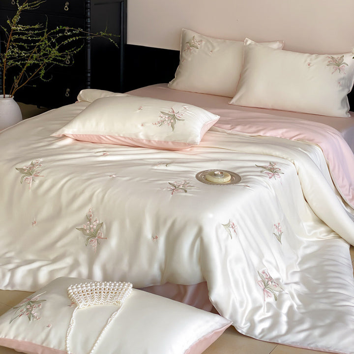 Bestickte Baumwollsatin-Bettwäschegarnitur mit dezentem Blumenrelief und Wendefunktion