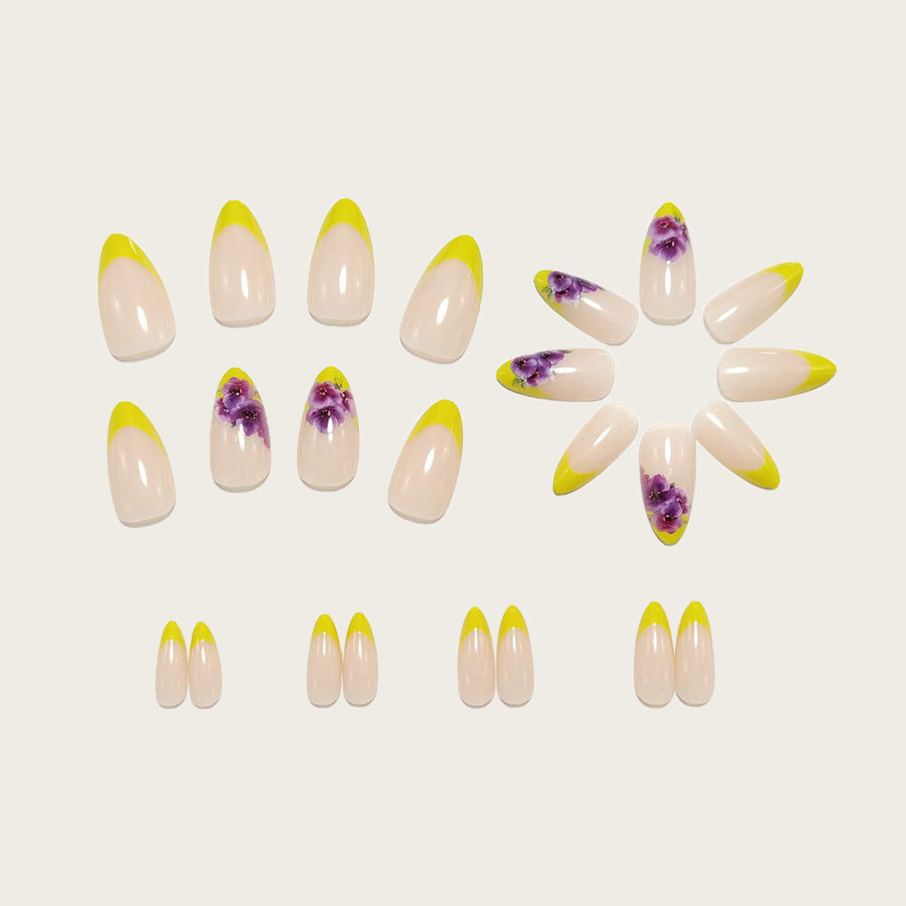 Kunstnägel mit Verspieltem Blumen- und Farbverlauf-Design Karnz