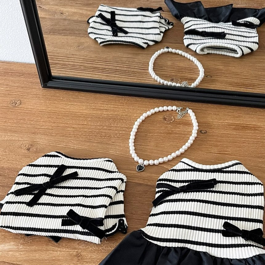 Rippstrick gestreiftes Strick-Hundekleid mit Rüschensaum & Akzent