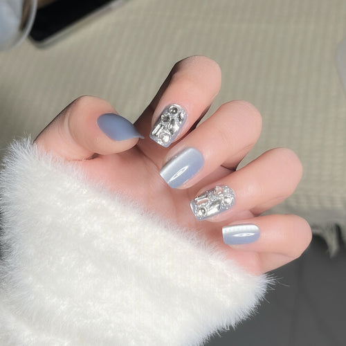 Dekoratives Press-On-Nagelkunst-Set mit schimmernden silbernen Akzenten