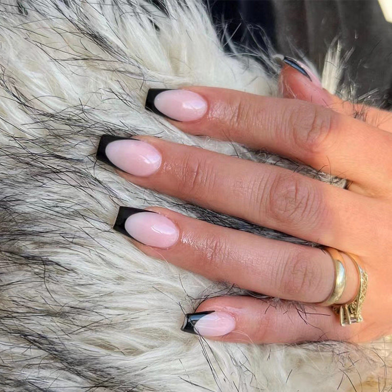 Elegante Stiletto-Nägel mit kontrastierendem French-Tip Karnz