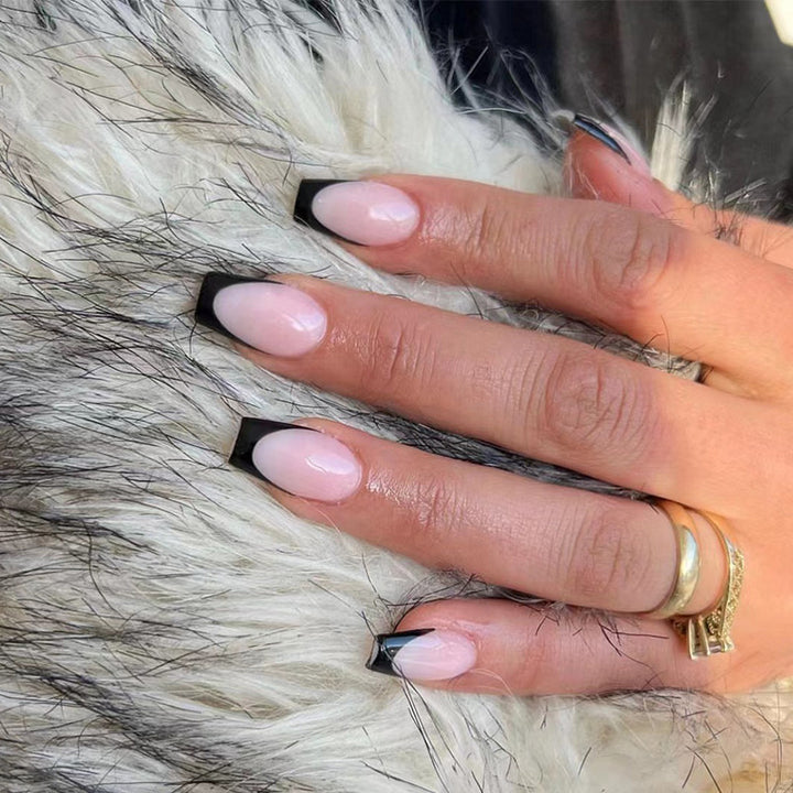 Elegante Stiletto-Nägel mit kontrastierendem French-Tip Karnz