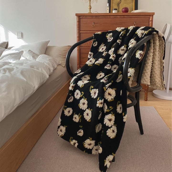 Kuscheldecke mit floraler Bouclé-Oberfläche und Minky-Wendefleece
