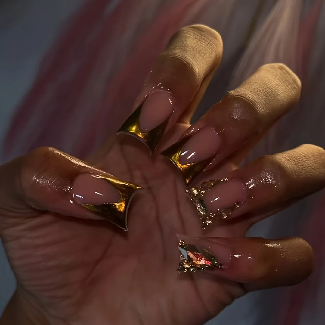 Luxus Acryl Nagelverstärkungen mit goldenen Akzenten Karnz