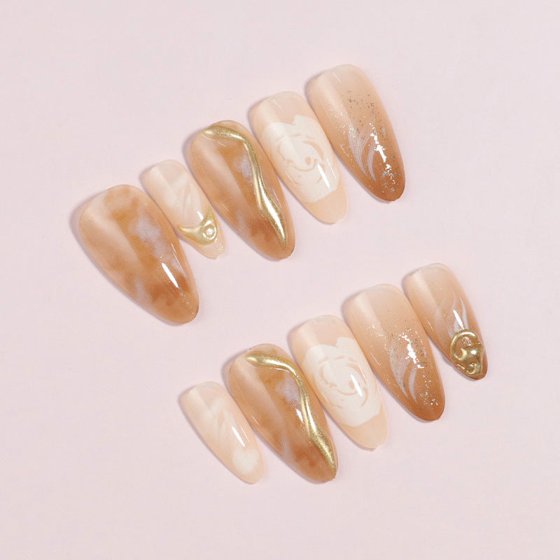 Künstlerisches Press-On Nagelset mit Gold- und Blumenakzenten Karnz