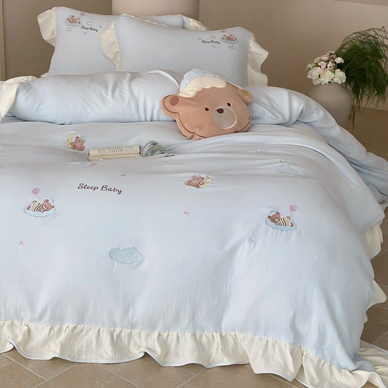 Bettwäschegarnitur im Baby-Motiv aus weichem Baumwollmix mit Rüschensaum