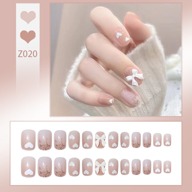 Kunstnagelset mit elegantem French-Tipp und Glitzerakzenten Karnz
