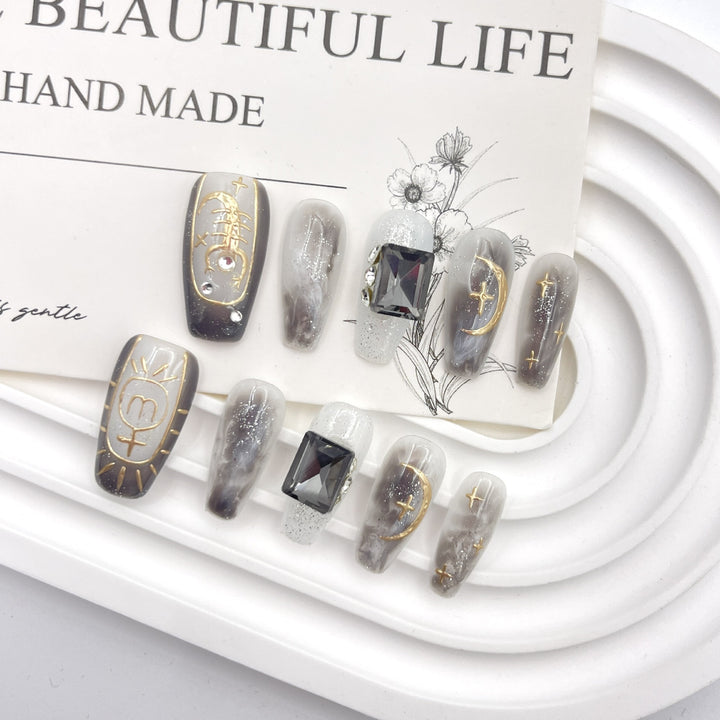 Glamorous Press-On Nail Art Set mit elegantem Design