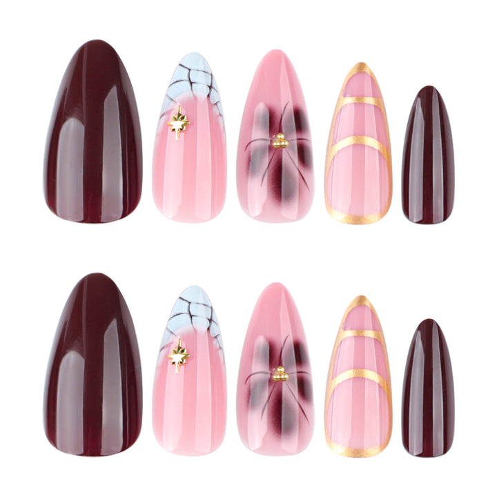 Kunstvolle Stiletto-Nägel mit Goldakzenten und dekorativen Blumenmotiven Karnz