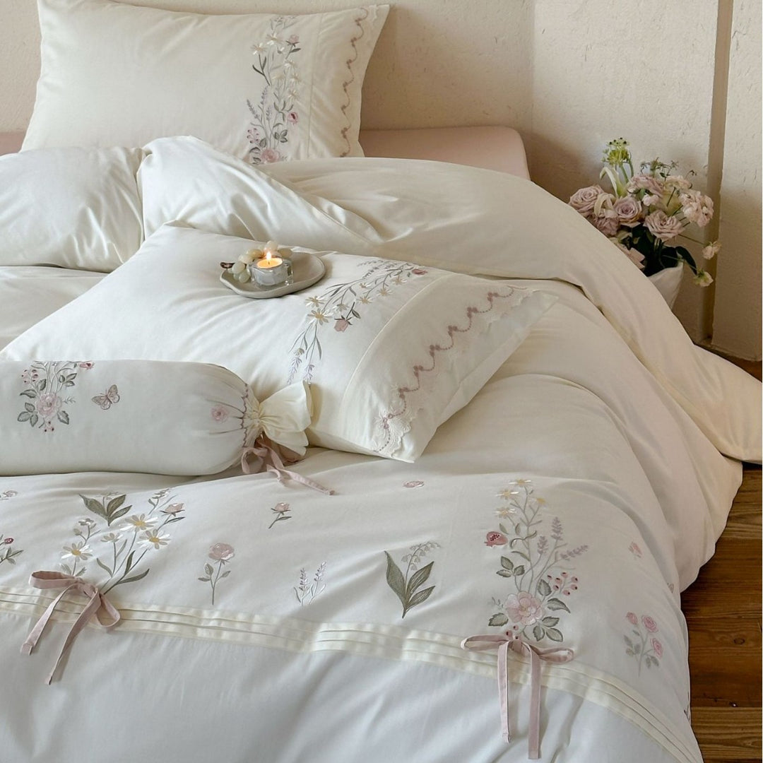 Bestickte Bettwäsche-Garnitur aus Baumwollsatin mit Zierrolle und feinem Blumenmotiv