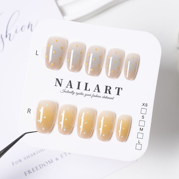 Künstlerisches Press-On-Nagel-Set mit zeitgenössischen Designs Karnz