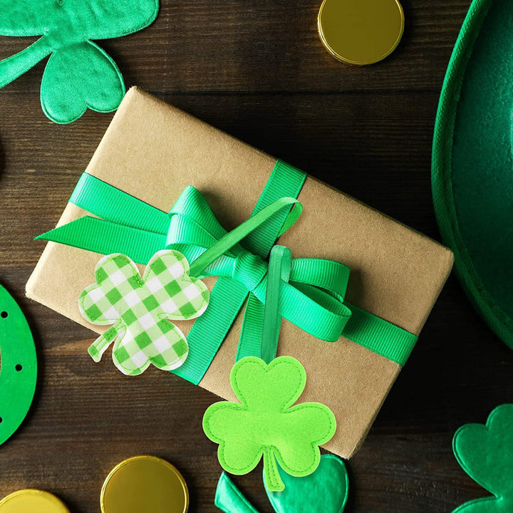 Festliche Shamrock-Ornamente Karnz
