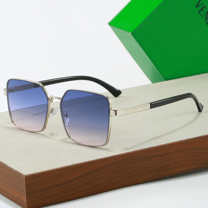Damen modische Sonnenbrille im quadratischen Design mit gradienten Gläsern Karnz