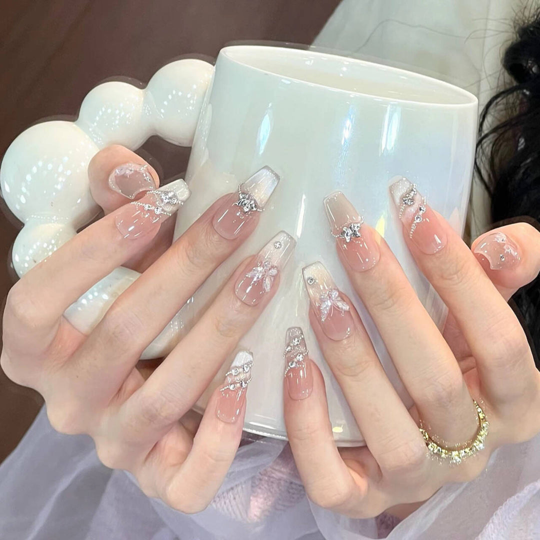 Dekorative mit Strass verzierten Stiletto-Nagelverlängerungen Karnz