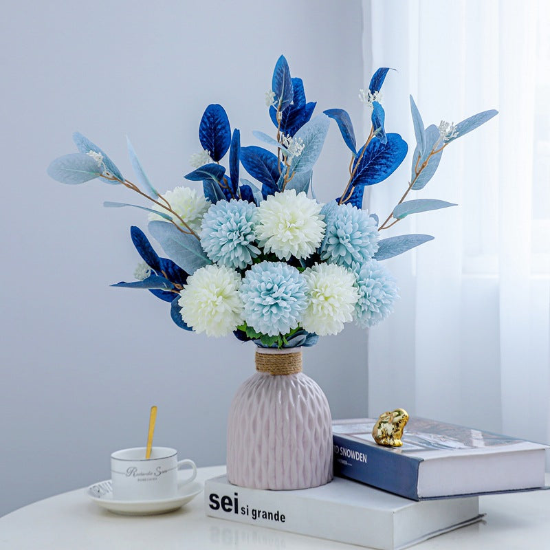 Lebensechte Blumenarrangement in dekorativer Vase