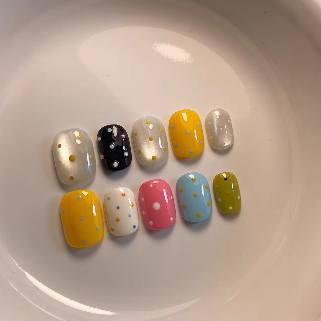 Künstlerisches Press-On Nagelset mit bunten Punktmustern