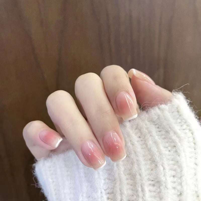 Kunstvolle Nagelkunst mit Schmetterlings- und Perlendetails Karnz